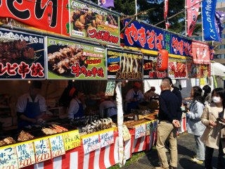 Many tasty foods to enjoy are on sale during hanami&nbsp;season.&nbsp;