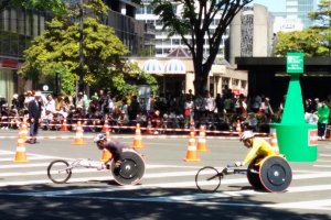 The leading athletes of the wheel chair division speed down the streets in a blur.&nbsp;