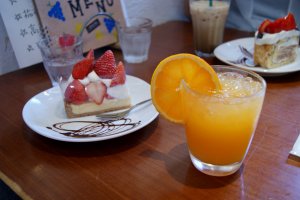 Fresh orange juice and cake