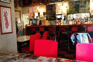 With a feel of an American diner, this slightly kitsch bar serves delightful Maizuru Curry.