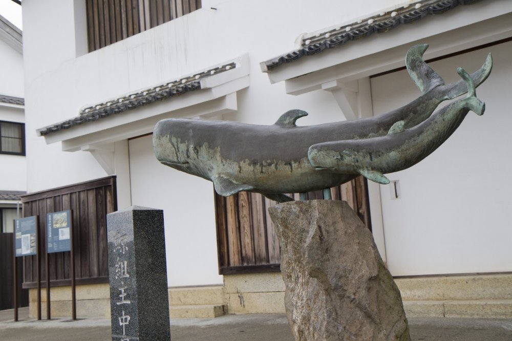 A statue commemorates the town&#39;s past history of whaling in front of the 250-year-old Nakao Mansion