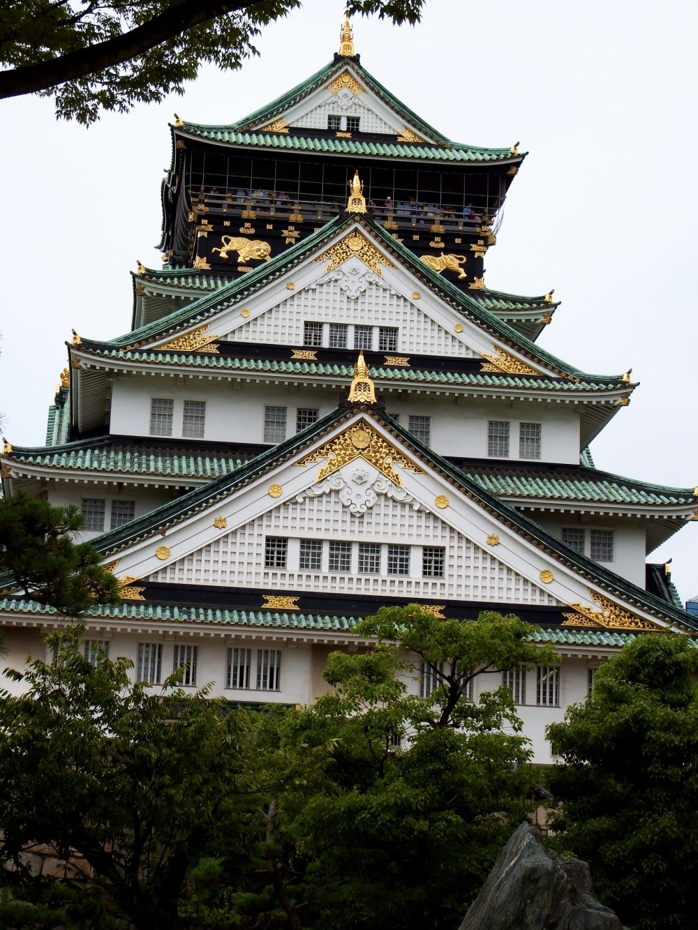 Now, you are finally standing in front of the main tower of Osaka Castle. Let&#39;s look at the magnificent castle closely...