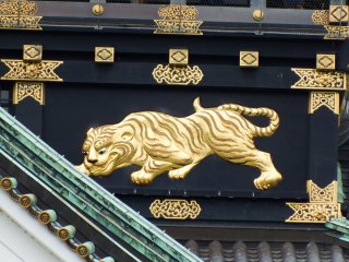 The original main tower of Osaka Castle built by Toyotomi Hideyoshi featured rich embellishments. When the main tower was restored in 1931, the embellishments of tigers watching for game were brought back to life after 316 years. Today, eight tigers of four kinds are carved in relief and decorate the walls keeping watch over the neighborhood