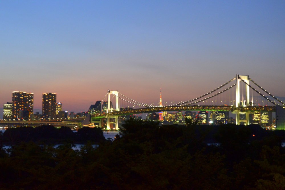 For sunset lovers, the Odaiba&nbsp;Beach Bar offers a great view of the Tokyo Bay and Rainbow Bridge with good food and drinks!