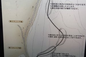 A map of the hiking course. Take the right path through the lava flow then head back the same way or along the left along the flow to return via a paved road&nbsp;