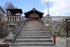 The bright clear sky in the background of Kusugutani&nbsp;Hitsuno Shrine