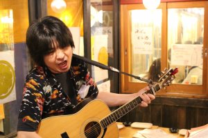 This performer drops into each izakaya and plays songs on request