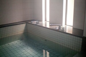 The relaxing public bath at Oakhouse Kamata 260
