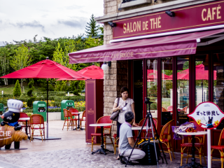 If the weather is nice, you can enjoy some nice food and drinks outdoors at the caf&eacute; near the Eiffel Tower