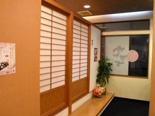 The entrance to the tatami-mat floor seats
