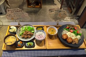 Plastic food display in front of Mumokuteki restaurant in Kyoto