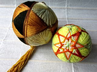 Temari - balls decorated with thread embroidery - is a very popular craft in Matsumoto, so I couldn't miss it and found few old ones