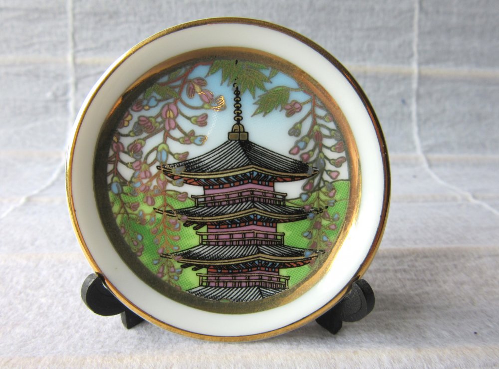 Tiny objects are very popular in Japan. This porcelain plate from Nara is only 5cm in diameter!