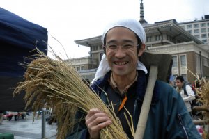 Kazuto-san with rice and his trusty scythe at the Nara Farmers Market