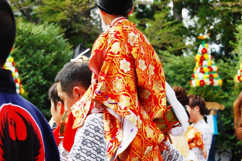Fathers carry their young sons on their shoulders and walk over the Dainichi-goe trail of the Kumano Kodo pilgrimage route, which links Yunomine Onsen to Hongu Town. Before walking fathers and sons purify themselves in the hot water of Yunomine.