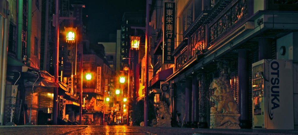 Dark alleys and sodium lighting, night-time in the Motomachi district