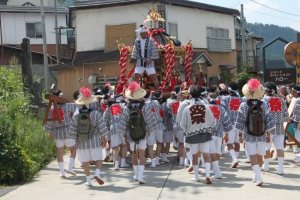 On the 9th, men in their “yaku” (bad luck) years, shake off their hangovers and carry a heavy “Omikoshi” through the village. 