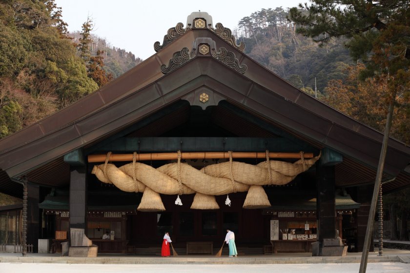 The 5-ton shimenawa rope at Izumo Grand Shrine\'s Kaguraden Hall