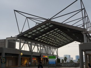 There are 15 restaurants and cafes inside Tokyo Big Sight, including but not limited to Tully's Coffee (photo center) and Pronto. Most are reasonably priced and spread out within the 3 buildings. See http://www.bigsight.jp/english/general/shop/index.html
