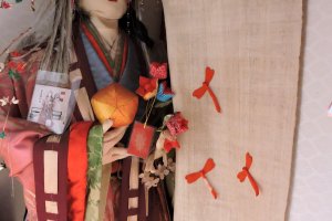 Scarecrow in a twelve-layer kimono