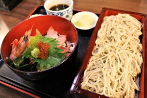Soba noodles and seafood rice bowl 