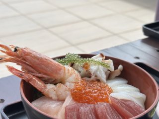 Seafood kaisendon, a beautiful mixture of seafood on rice