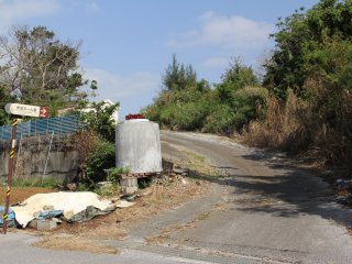 This road quickly becomes a dirt road; the tomb is 200 meters down this road