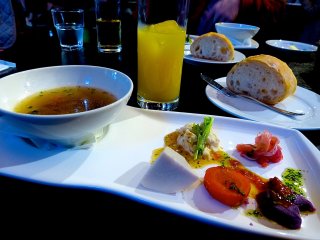 Hors d&rsquo;oeuvre, soup, bread and beverage