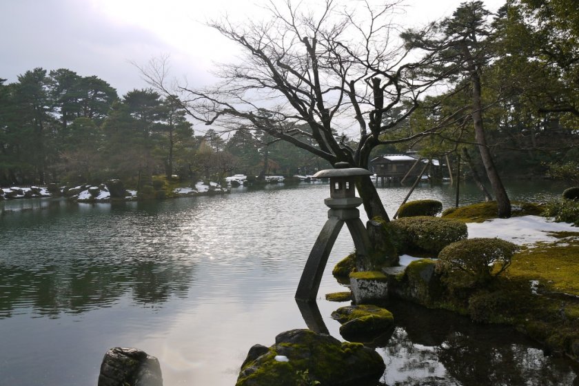 Kenrokuen’s most famous spot – the Kotoji stone lantern