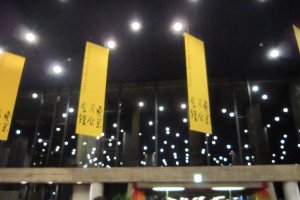 黄色い東京文化会館のバナーが飾られている