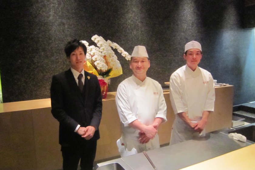 左から、ソムリエの木嶋 祐平氏、中央: 料理長、畑地 久満氏、右、見習い中とのことで名前を教えてもらえなかった。畑地氏のもとで学べば、将来名シェフになること間違いなしだ