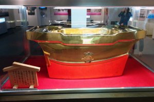 A golden tub sits at the entrance. I am not sure of its origin or why it is in the Hula Museum.&nbsp;