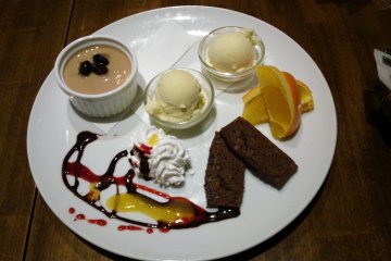 <p>The delicious dessert platter for two.</p>