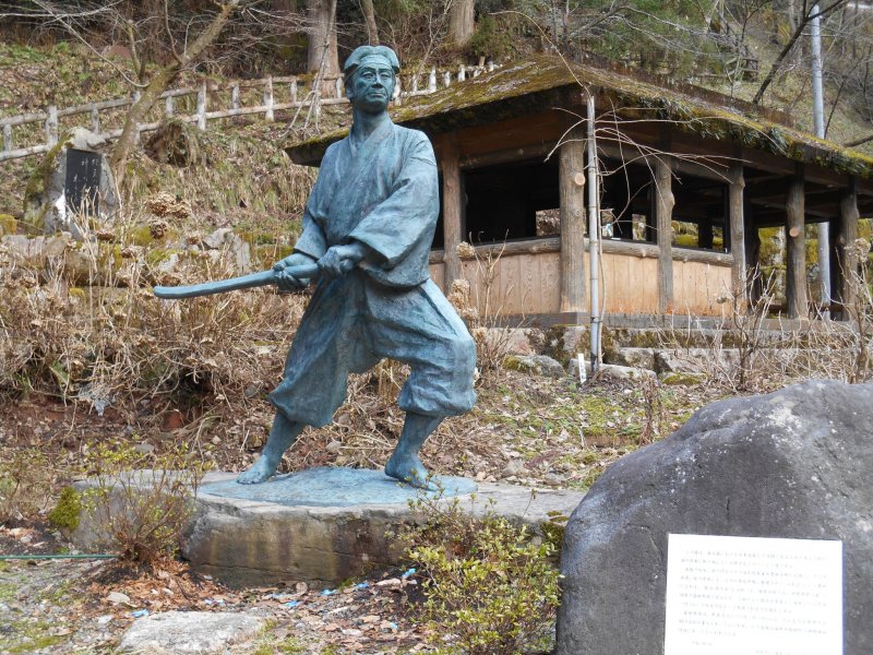 <p>Close-up of statue of&nbsp;Sasaki Kojiro</p>
