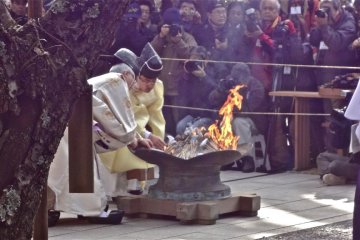 Shinto priests perform a ceremony and finally kindle a fire onto the brushes. In this way, they seek to express their gratitude to the brushes, and at the same time they ask that their writing, picture drawing, calligraphy, and other artistic endeavors be