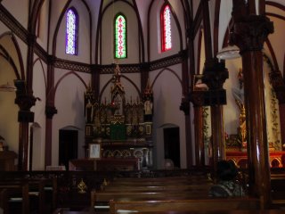 Nội thất bên trong nhà thờ Aosagaura 