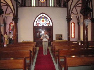 Bên trong nhà thờ Aosagaura, nhìn từ bệ thờ