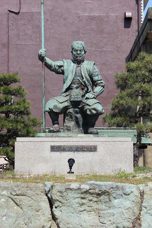 성지공원 안에 있는 카츠이에의 동상. 웅장한 카츠이에의 분위기가 잘 나타나 있다