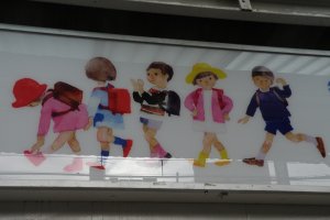ภาพวาดของชิฮิโระบนป้ายที่สถานีรถไฟ