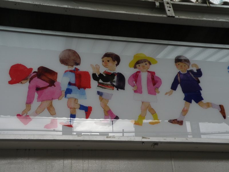 <p>ภาพวาดของชิฮิโระบนป้ายที่สถานีรถไฟ</p>