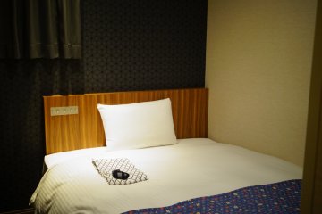 <p>มีเตียงนอนเดี่ยวกว้างขวางด้วย พร้อมชุดนอนแบบญี่ปุ่นให้ทำตัวเป็นคนท้องถิ่น :)</p>