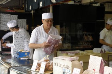 <p>ขนมบรรจุใส่กล่องและห่ออย่างสวยงามตามสไตล์ญี่ปุ่น</p>