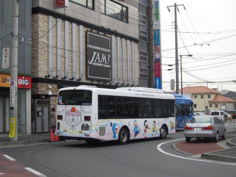 <p>นั่งรถบัสไปพิพิธภัณฑ์ / Bus to the museum</p>