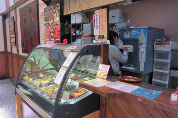 <p>ร้านไอศกรีมที่ซ่อนตัวอยู่หลังร้านขายของแบบถ้าแค่เดินผ่านก็คงอดกิน</p>
