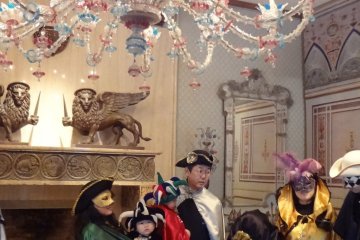 <p>When I visited the museum, they had a service where visitors could borrow and dress up in masks and cloaks for the Venetian carnival.</p>
