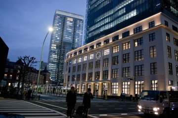 <p>KITTE TOWER โปรเจ็คเชิงพาณิชย์แห่งแรกของไปรษณีย์ญี่ปุ่น (Japan Post) ที่หยิบเอาอาคารสีขาวเก่าแก่คลาสสิกของไปรษณีย์กลางโตเกียว (Tokyo Central Post Office) ซึ่งตั้งเด่นเป็นสง่าอยู่ด้านข้างของตึกอิฐโบราณแห่งสถานีรถไฟโตเกียว มาปรับโฉมใหม่ให้เป็นแหล่งไลฟ์สไตล์สุดเก๋</p>
