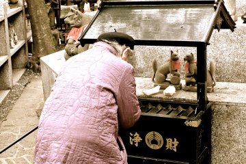 <p>This elderly woman had a plastic bag full of small coins; she went from prayer station to prayer station, made an offering and prayed, then went to the next one</p>