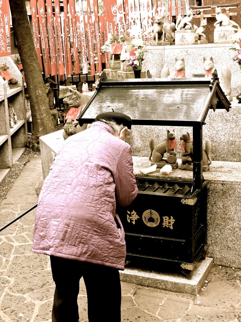 <p>This elderly woman had a plastic bag full of small coins; she went from prayer station to prayer station, made an offering and prayed, then went to the next one</p>