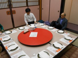 Di dalam salah satu kamar pesta yang disebut Kaido, yang duduk sekitar 10 orang