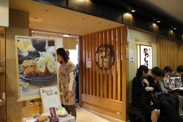 <p>ใครๆก็ต่างมารอคิวเพื่อทานอาหารที่ร้าน Katsukura</p>